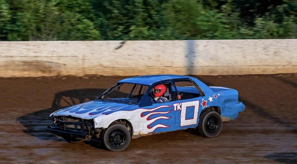 Shawn Lile's blue #0 Crown Vic racing on a dirt track